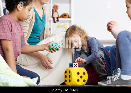 Lezioni di matematica per i bambini in età prescolare collegato con il divertimento nel kindergarten Foto Stock