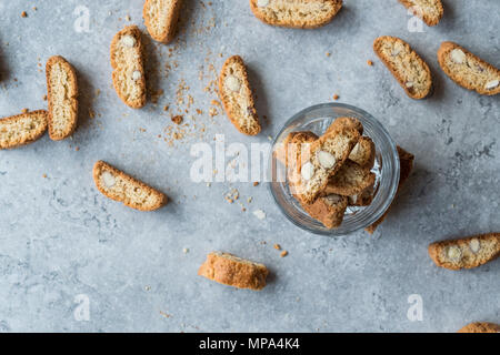 Biscotti / Cantuccini biscotti con mandorle servita in vetro. Antipasto di panetteria. Foto Stock