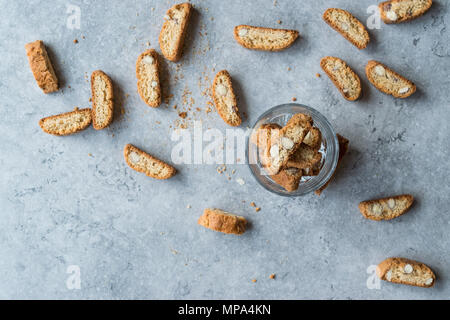 Biscotti / Cantuccini biscotti con mandorle servita in vetro. Antipasto di panetteria. Foto Stock