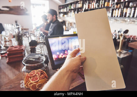Mock up Menu frame sulla tabella nel bar ristorante cafe sfondo Foto Stock