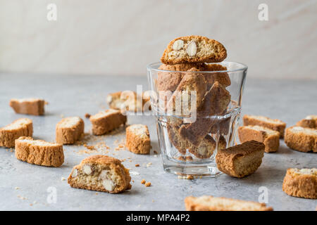 Biscotti / Cantuccini biscotti con mandorle servita in vetro. Antipasto di panetteria. Foto Stock