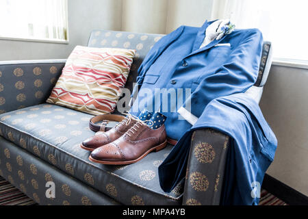 Closeup still life disporre sul lettino blu con uomo in pelle marrone nuove scarpe, calzini, guarda, adatti per ottenere pronto preparazione di nozze in camera Foto Stock