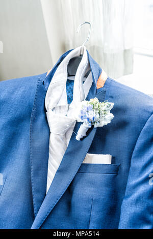 Uomini new marine blu navy indossare giacca e cravatta per lo sposo closeup con fiore boutonniere, pin ottenere pronto preparazione di nozze isolato, tasca fazzoletto Foto Stock