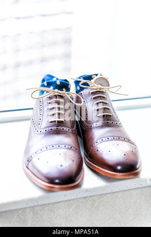 Uomo in pelle marrone nuove scarpe closeup ancora vita isolata con blue polka dot calze, guarda, lacci delle scarpe lacci legati, matrimonio o intervista preparazione, essere Foto Stock