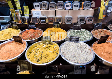 La città di New York, Stati Uniti d'America - 30 Ottobre 2017: mercato negozio di alimentari nel quartiere di Chelsea Manhattan NYC, molte spezie sul display in ciotole vassoi riempiti con erbe aromatiche Foto Stock