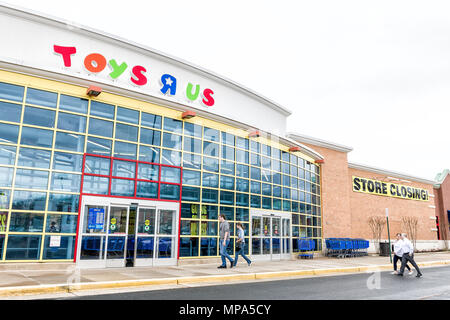 Sterling, Stati Uniti d'America - Aprile 4, 2018: Toys R Us store in Fairfax County, Virginia per bambini shop ingresso esterno con segno, logo, porte, chiusura andando o Foto Stock