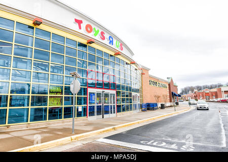 Sterling, Stati Uniti d'America - Aprile 4, 2018: Toys R Us store in Fairfax County, Virginia per bambini shop ingresso esterno con segno, logo, porte, chiusura andando o Foto Stock