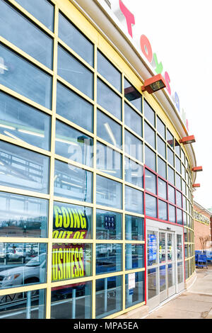 Sterling, Stati Uniti d'America - Aprile 4, 2018: Toys R Us store in Fairfax County, Virginia per bambini shop ingresso esterno con segno, logo, porte, chiusura andando o Foto Stock