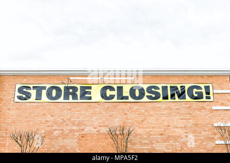 Primo piano del giallo della chiusura dello store per banner segno su un muro di mattoni di edificio del negozio per il fallimento di andare fuori del business Foto Stock