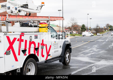 Sterling, Stati Uniti d'America - Aprile 4, 2018: Comcast auto carrello con segno xfinity in Fairfax County, Virginia shopping mall closeup Foto Stock