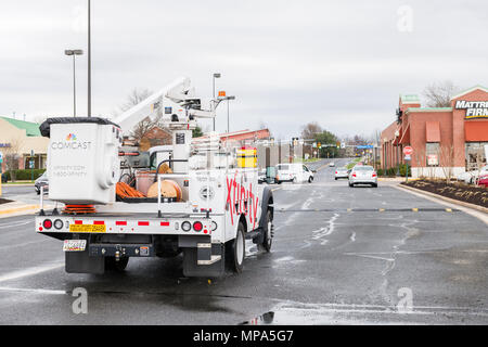 Sterling, Stati Uniti d'America - Aprile 4, 2018: Comcast auto carrello con segno xfinity in Fairfax County, Virginia shopping mall closeup Foto Stock