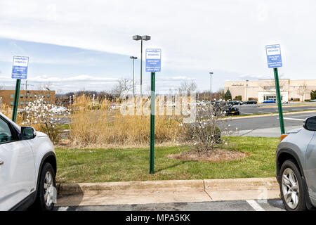 Sterling, Stati Uniti d'America - Aprile 4, 2018: Babies R US store in Fairfax County, Virginia per bambini negozio parcheggio spazio riservato segno, logo Foto Stock