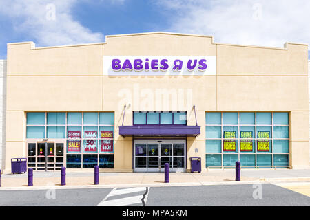 Sterling, Stati Uniti d'America - Aprile 4, 2018: Babies R US store in Fairfax County, Virginia per bambini shop ingresso esterno con segno, logo, porte, chiusura in corso Foto Stock