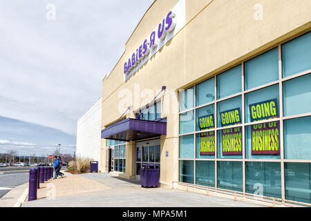 Sterling, Stati Uniti d'America - Aprile 4, 2018: Babies R US store in Fairfax County, Virginia per bambini shop ingresso esterno con segno, logo, porte, chiusura in corso Foto Stock