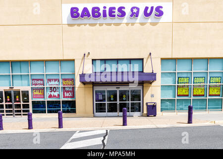 Sterling, Stati Uniti d'America - Aprile 4, 2018: Babies R US store in Fairfax County, Virginia per bambini shop ingresso esterno con segno, logo, porte, chiusura in corso Foto Stock