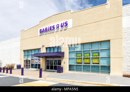 Sterling, Stati Uniti d'America - Aprile 4, 2018: Babies R US store in Fairfax County, Virginia per bambini shop ingresso esterno con segno, logo, porte, chiusura in corso Foto Stock