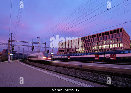 Treno stazione ferroviaria di Brugg con moderne università di scienze applicate, Brugg-Windisch in background Foto Stock