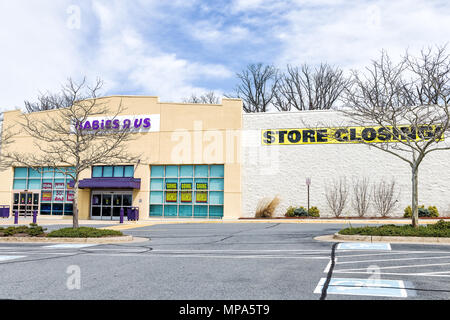 Sterling, Stati Uniti d'America - Aprile 4, 2018: Babies R US store in Fairfax County, Virginia per bambini shop ingresso esterno con segno, logo, porte, chiusura in corso Foto Stock