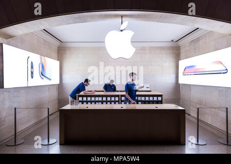 La città di New York, Stati Uniti d'America - 29 Ottobre 2017: Grand Central Station Mac Apple Store iPhone servizio di telefono in NYC hall principale, trasporto Concourse, il log di accesso Foto Stock