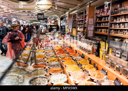 La città di New York, Stati Uniti d'America - 30 Ottobre 2017: mercato negozio di alimentari in Grand Central Manhattan NYC, molte spezie sul display in ciotole vassoi riempiti con erbe aromatiche, segni Foto Stock