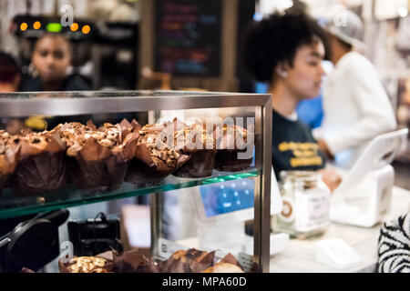 La città di New York, Stati Uniti d'America - 30 Ottobre 2017: mercato negozio alimentari interno interno nel centro cittadino inferiore quartiere di Chelsea District di Manhattan NYC, persone che acquistano b Foto Stock