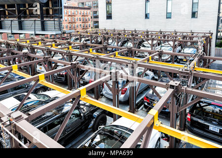 La città di New York, Stati Uniti d'America - 30 Ottobre 2017: vista aerea del quartiere di Chelsea automobili parcheggiate parcheggio all'aperto organizzati garage sulla strada sottostante a New Yor Foto Stock