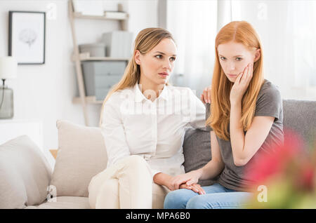 Ragazza adolescente con disturbo da stress post-traumatico durante la consultazione psicologica sessione Foto Stock