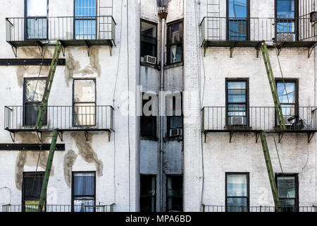 Vecchio appartamento condominio architettura esterna a Chelsea, NYC, Manhattan, New York City con il fuoco sfugge, windows, scale di colore verde Foto Stock