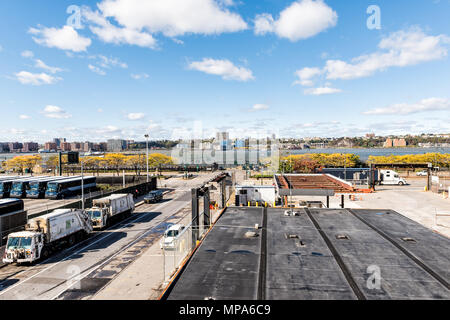 La città di New York, Stati Uniti d'America - 30 Ottobre 2017: vista del Fiume Hudson da highline, linea alta, urban in NYC con autobus, persone in Chelsea West Side da Hudson Foto Stock