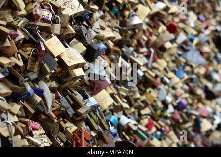 Amore si blocca sul Pont Neuf ponte in Parigi. Foto Stock