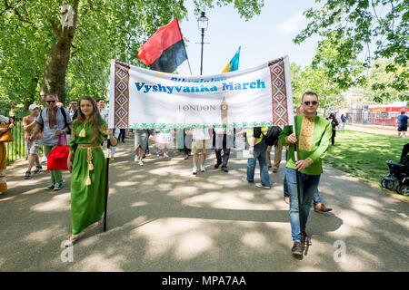 Vyshyvanka annuale di marzo. Centinaia di British ucraini rally e marzo vestito in nazionali tradizionali abito ricamato. Foto Stock