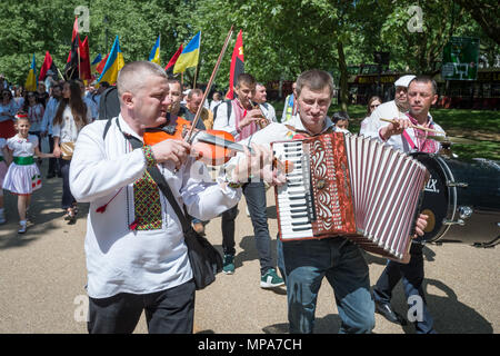 Vyshyvanka annuale di marzo. Centinaia di British ucraini rally e marzo vestito in nazionali tradizionali abito ricamato. Foto Stock