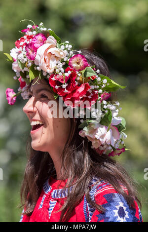 Vyshyvanka annuale di marzo. Centinaia di British ucraini rally e marzo vestito in nazionali tradizionali abito ricamato. Foto Stock