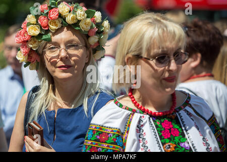 Vyshyvanka annuale di marzo. Centinaia di British ucraini rally e marzo vestito in nazionali tradizionali abito ricamato. Foto Stock