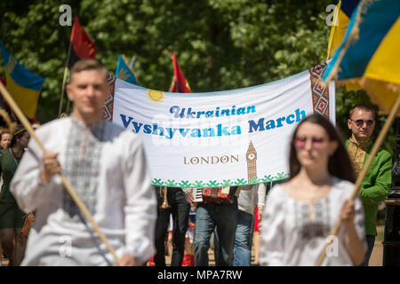 Vyshyvanka annuale di marzo. Centinaia di British ucraini rally e marzo vestito in nazionali tradizionali abito ricamato. Foto Stock