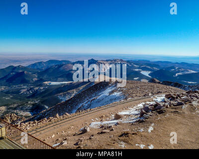 Attraverso le Montagne Rocciose dalla sommità del Pikes Peak, Colerado Foto Stock