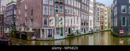 Angolo del canale di Amsterdam - dove i vecchi edifici sembrano curva e spostare con il giro dei canali. Foto Stock