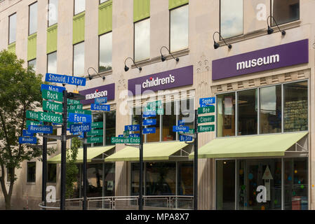 Strade divergenti artwork di fronte al Madison museo per bambini Wisconsin Foto Stock