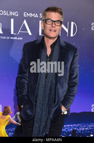 Harry Hamlin presso la La La Terra premiere al Westwood Village a Los Angeles. 6 dicembre 2016.Harry Hamlin ------------- Red Carpet Event, verticale, STATI UNITI D'AMERICA, industria cinematografica, celebrità, fotografia, Bestof, arte cultura e intrattenimento, Topix celebrità moda / Verticale, meglio di, evento nella vita di Hollywood - California, moquette rossa e dietro le quinte, USA, industria cinematografica, celebrità, movie celebrità, personaggi televisivi, musica celebrità, fotografia, Bestof, arte cultura e intrattenimento, Topix, tre quarti, verticale, una persona, dall'anno , 2016, inchiesta tsuni@Gamma-USA.com Foto Stock