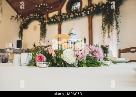 Lussuoso, elegante ricevimento di nozze Disposizione tavolo, centrotavola floreali Foto Stock