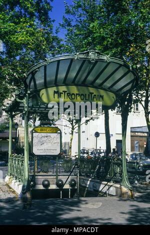 1988 ABBESSES storica stazione della metropolitana ingresso MONTMARTRE PARIGI FRANCIA Foto Stock