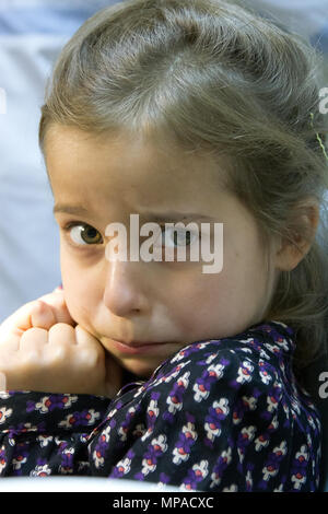 Terrorizzato piccola ragazza tenendo la bocca Foto Stock