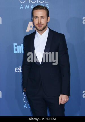 Ryan Gosling al ventiduesimo CriticsÕ annuale Choice Awards al Barker Hangar di Santa Monica/los Angeles. Dicembre, 11, 2016.Ryan Gosling ------------- Red Carpet Event, verticale, STATI UNITI D'AMERICA, industria cinematografica, celebrità, fotografia, Bestof, arte cultura e intrattenimento, Topix celebrità moda / Verticale, meglio di, evento nella vita di Hollywood - California, moquette rossa e dietro le quinte, USA, industria cinematografica, celebrità, movie celebrità, personaggi televisivi, musica celebrità, fotografia, Bestof, arte cultura e intrattenimento, Topix, tre quarti, verticale, una persona, dall'anno , 2016, inchiesta t Foto Stock