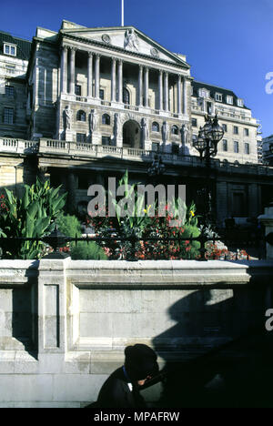 Storico 1988 Bank of England edificio Threadneedle Street City di Londra Inghilterra REGNO UNITO Foto Stock