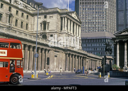 Storico 1988 Bank of England edificio Threadneedle Street City di Londra Inghilterra REGNO UNITO Foto Stock