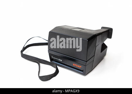 Polaroid Supercolor 670AF fotocamera a pellicola con la fascetta su sfondo bianco Foto Stock