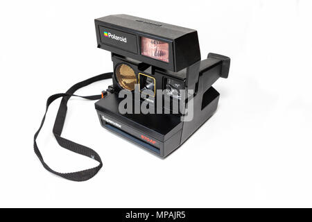 Polaroid Supercolor 670AF fotocamera a pellicola con la fascetta su sfondo bianco Foto Stock