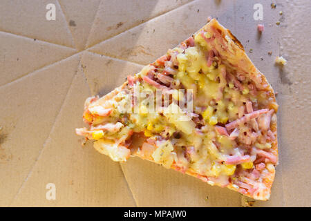 Una deliziosa pizza hawaiana direttamente sopra Shot Foto Stock