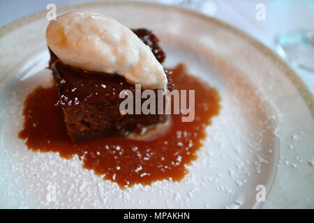 Sticky budino di zenzero con gelato sulla parte superiore per il dessert Foto Stock