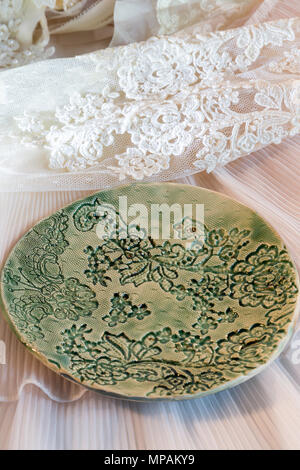 Ceramica con piastra vintage modello in pizzo e Bruno smalto, mano gettati in Brooklyn, New York STATI UNITI D'AMERICA Foto Stock